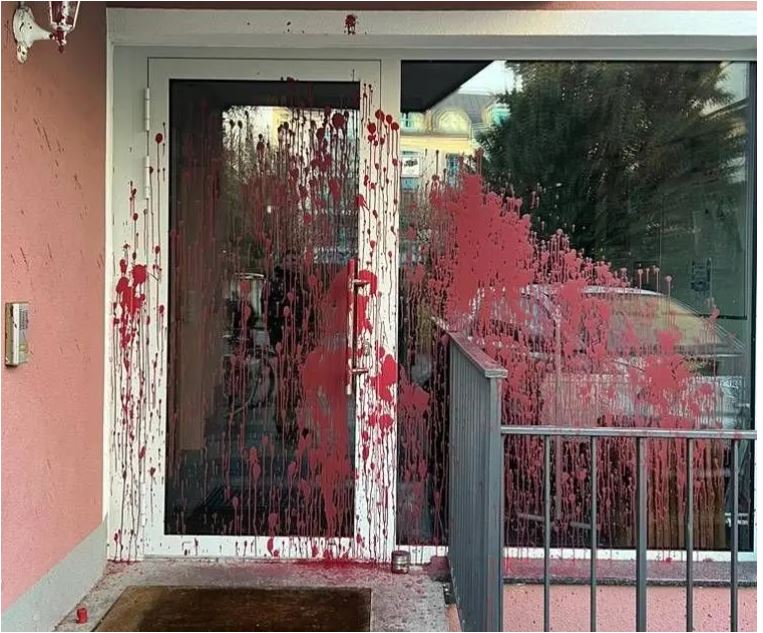 Rote Farbe und antitürkische Parolen an der Moschee in Buchs: Verband Aargauer Muslime spricht von rassistischem Anschlag